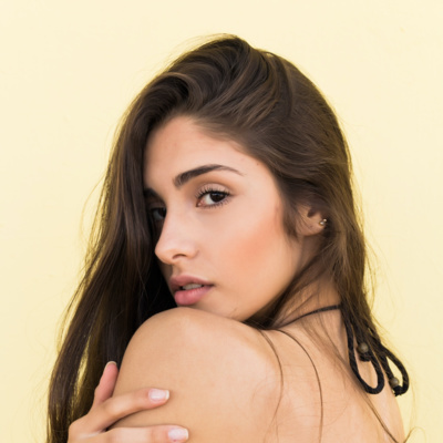 Ragazza con sguardo sensuale